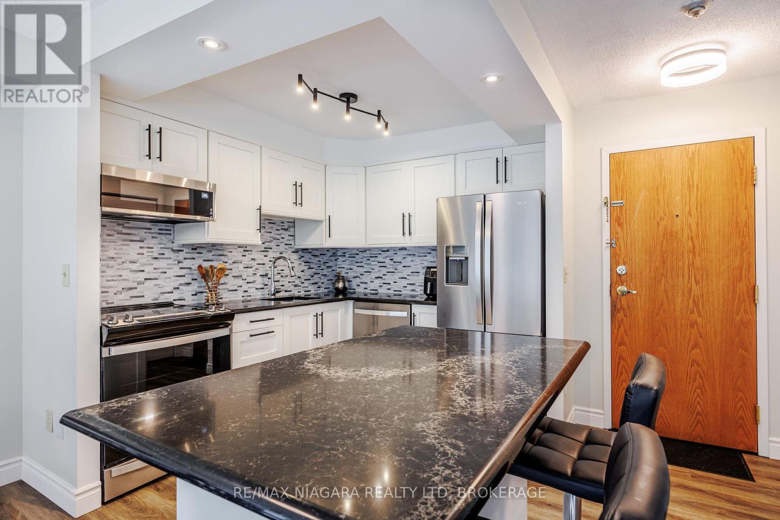 307 - 81 Scott Street, St. Catharines (Lakeport), Ontario  L2N 7L5 - Photo 4 - X12441435