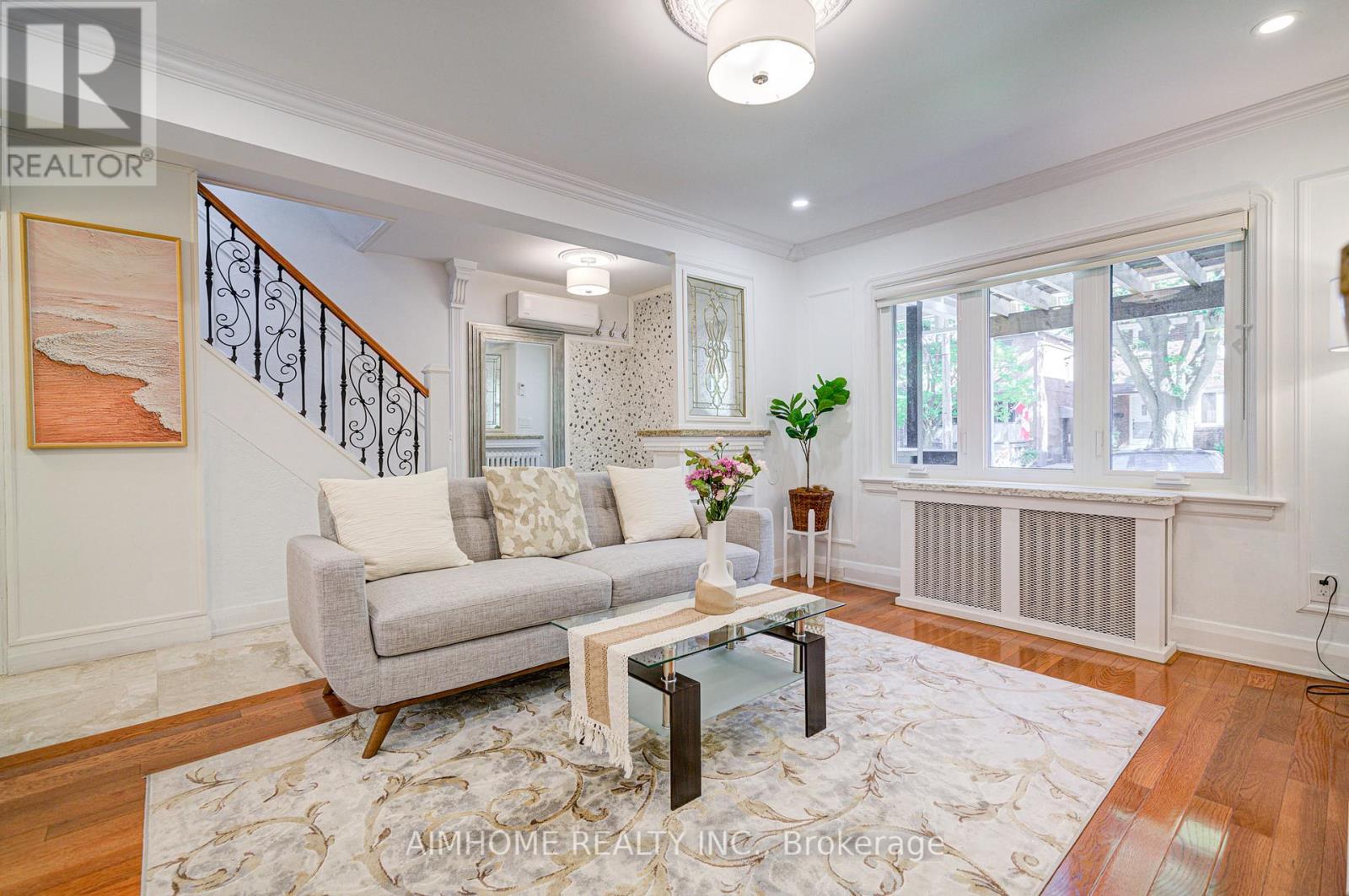 96 Highfield Road, Toronto, Ontario  M4L 2V1 - Photo 6 - E12441337
