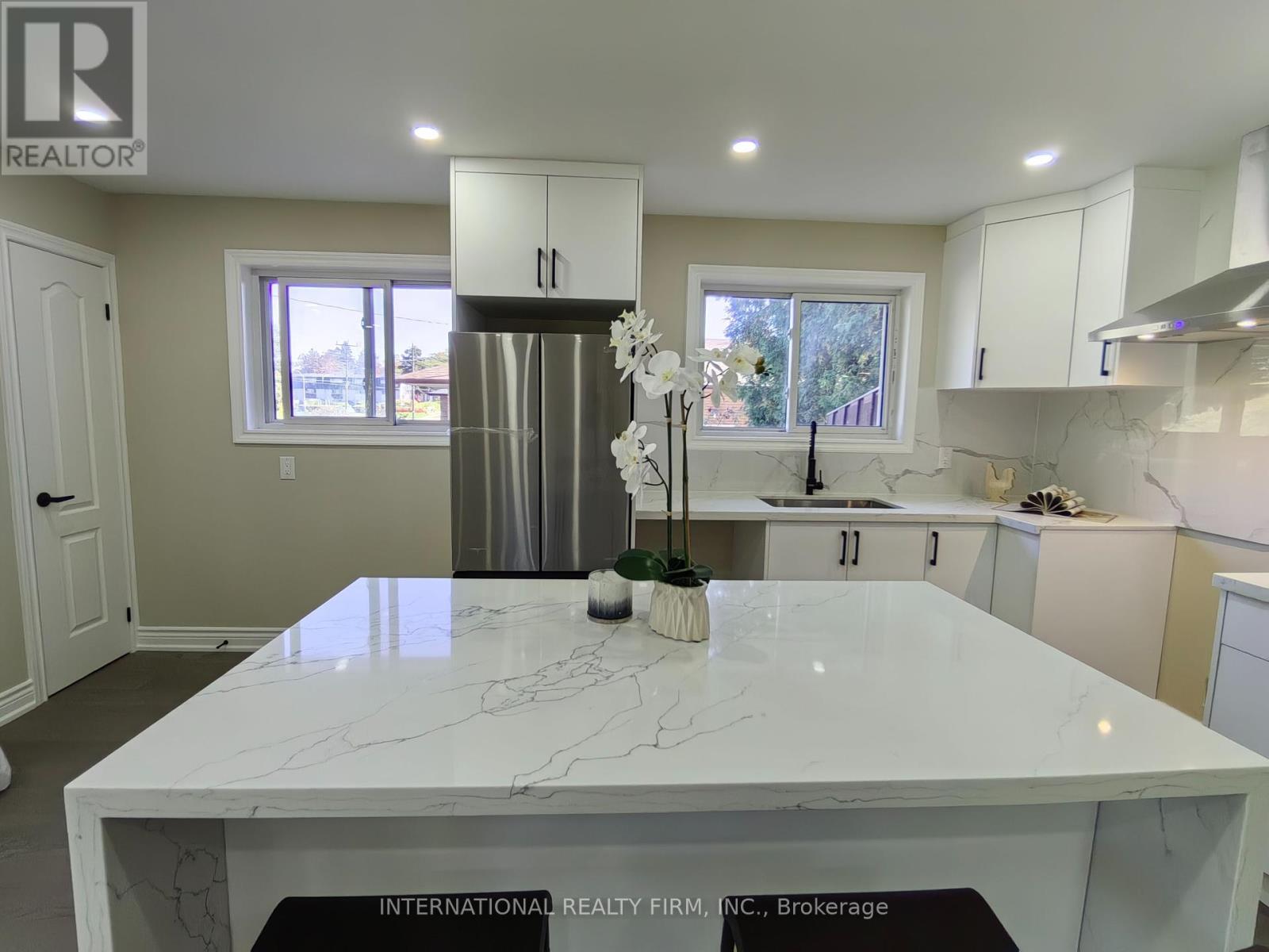 463 Rossland Road E, Oshawa, Ontario  L1G 2X3 - Photo 3 - E12441357
