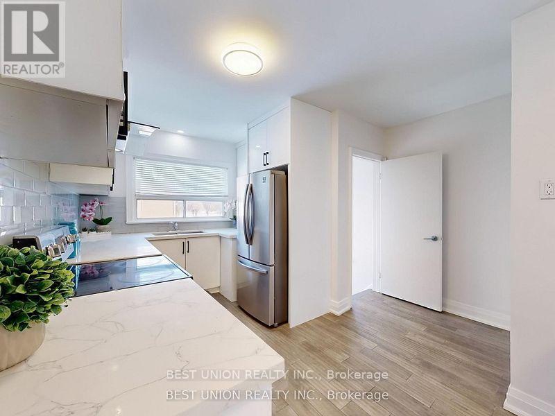 184 Lawrence Avenue, Richmond Hill, Ontario  L4C 1Z5 - Photo 10 - N12441333