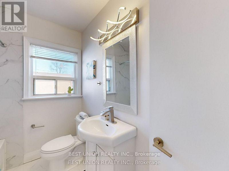 184 Lawrence Avenue, Richmond Hill, Ontario  L4C 1Z5 - Photo 17 - N12441333