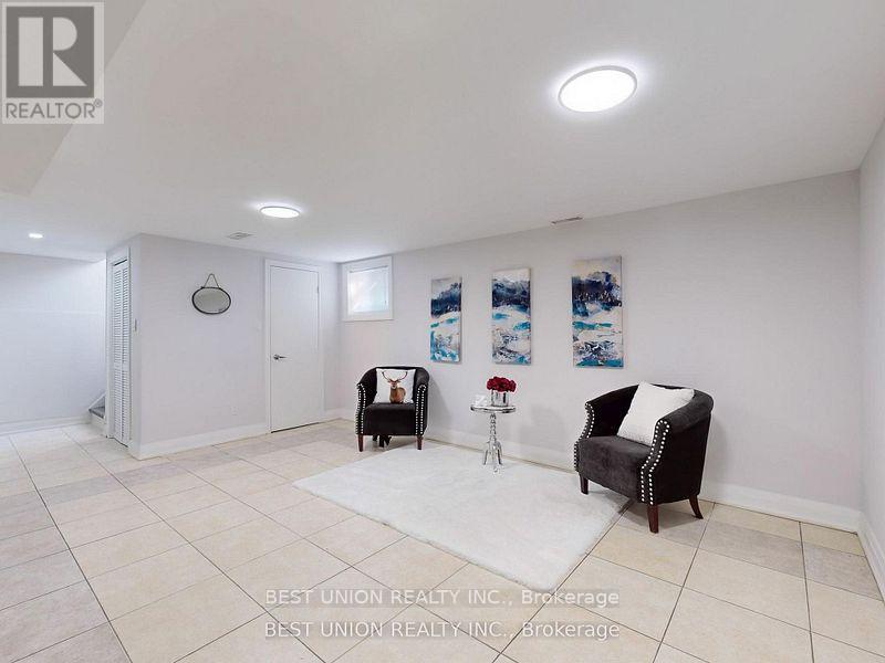 184 Lawrence Avenue, Richmond Hill, Ontario  L4C 1Z5 - Photo 24 - N12441333