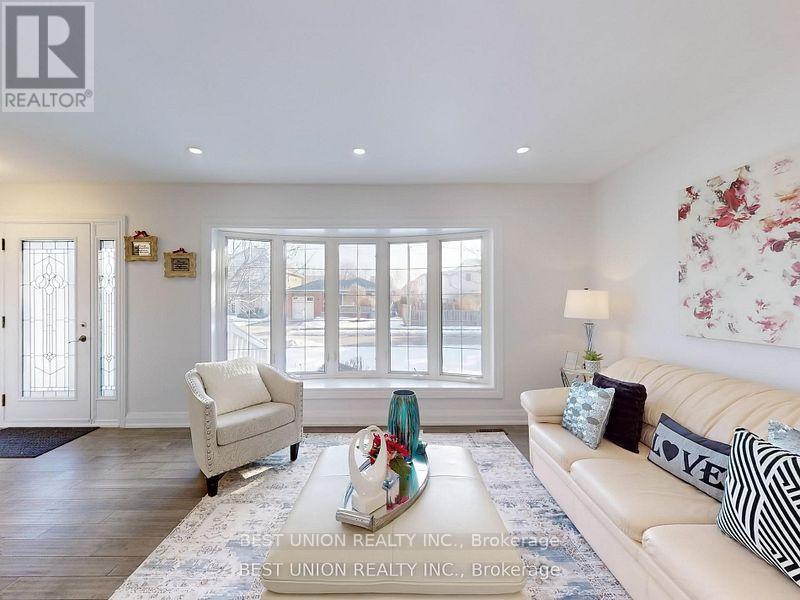 184 Lawrence Avenue, Richmond Hill, Ontario  L4C 1Z5 - Photo 5 - N12441333
