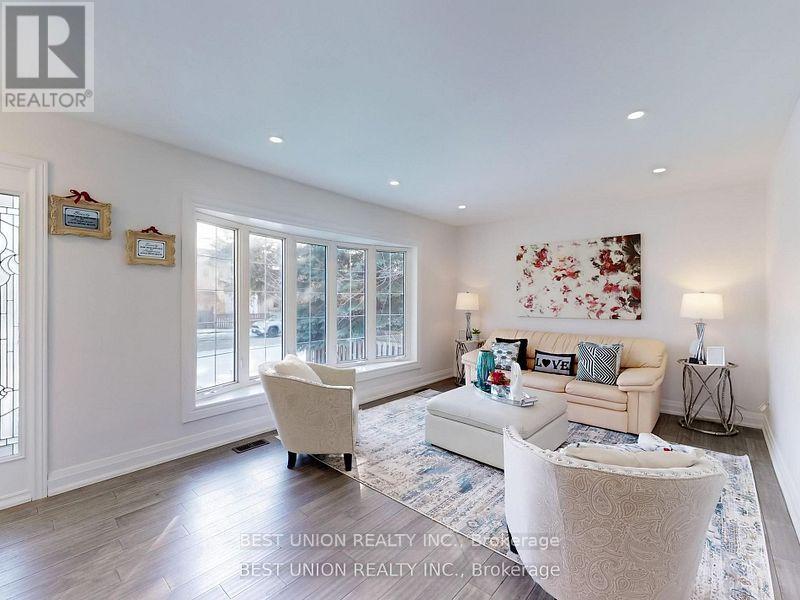 184 Lawrence Avenue, Richmond Hill, Ontario  L4C 1Z5 - Photo 6 - N12441333