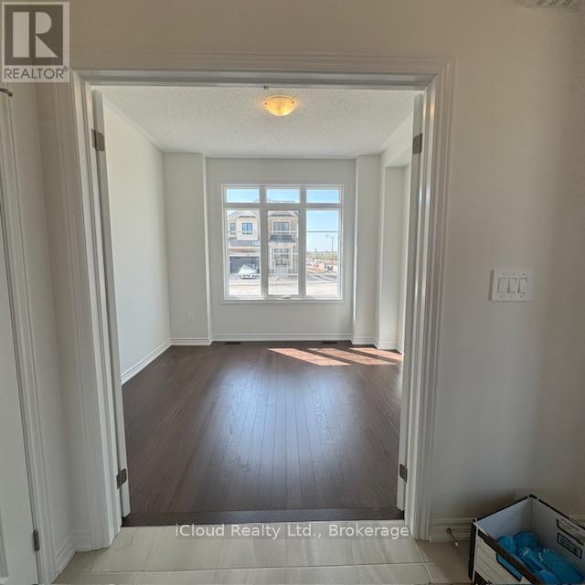 1423 Savoline Boulevard, Milton, Ontario  L9E 1G5 - Photo 5 - W12441325