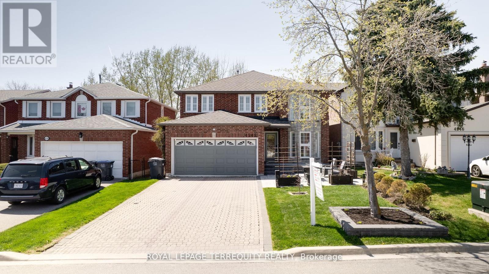 4242 Petersburg Crescent, Mississauga, Ontario  L4Z 2T3 - Photo 1 - W12441329