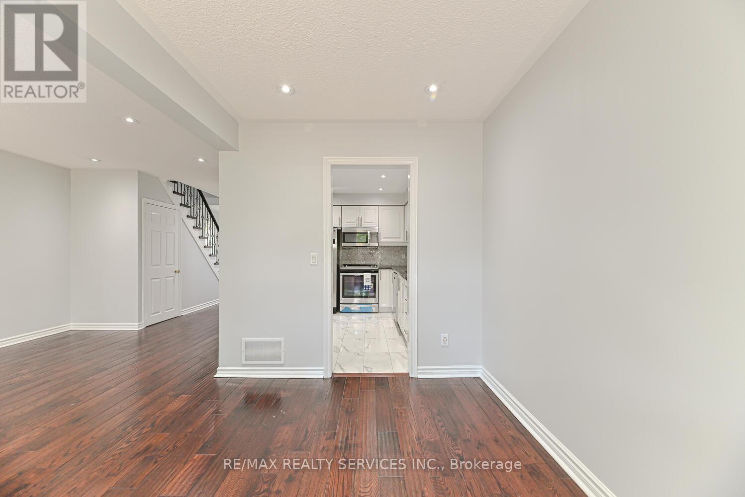 6 - 110 Heathcliffe Square, Brampton, Ontario  L6S 5R1 - Photo 11 - W12441346