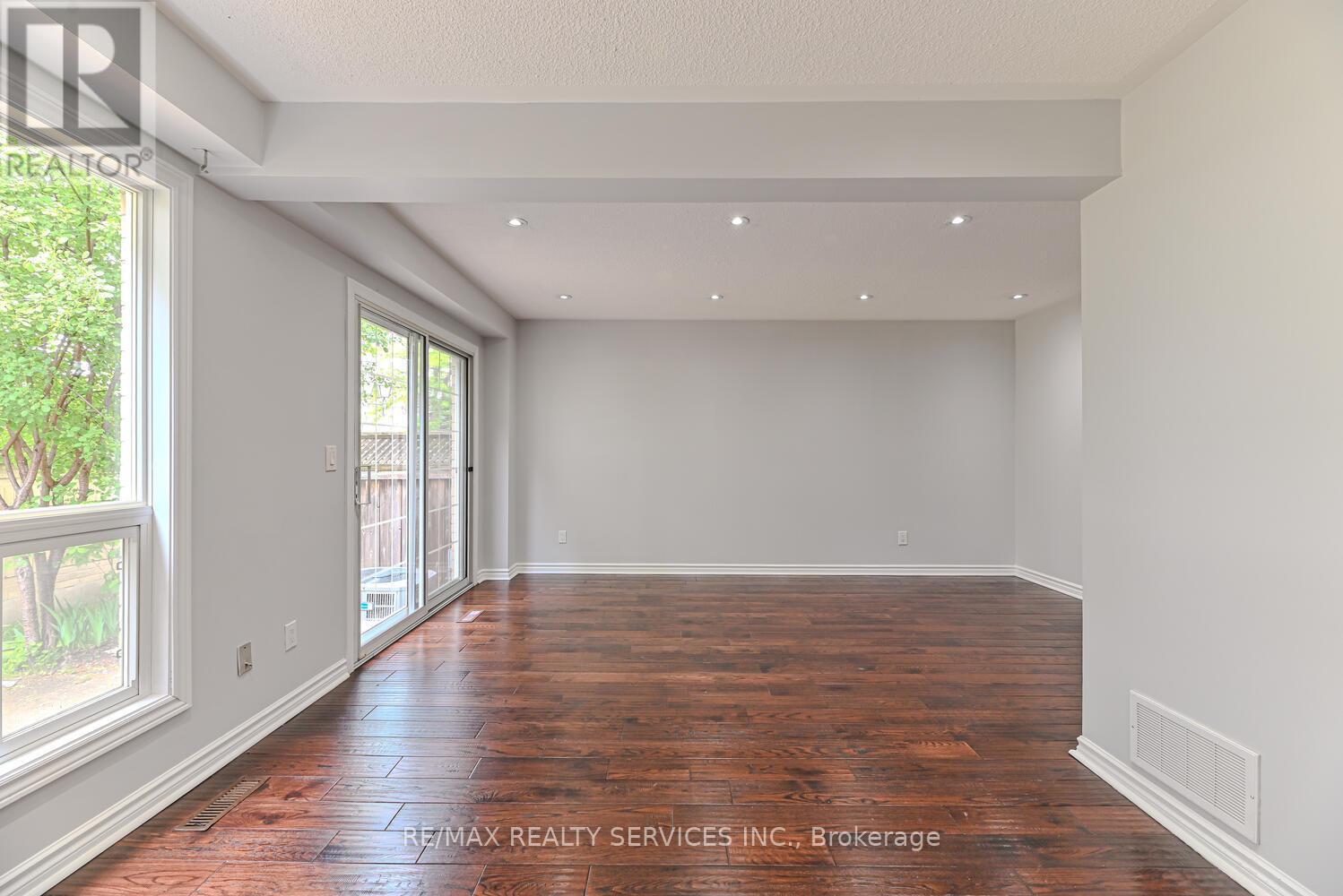 6 - 110 Heathcliffe Square, Brampton, Ontario  L6S 5R1 - Photo 12 - W12441346