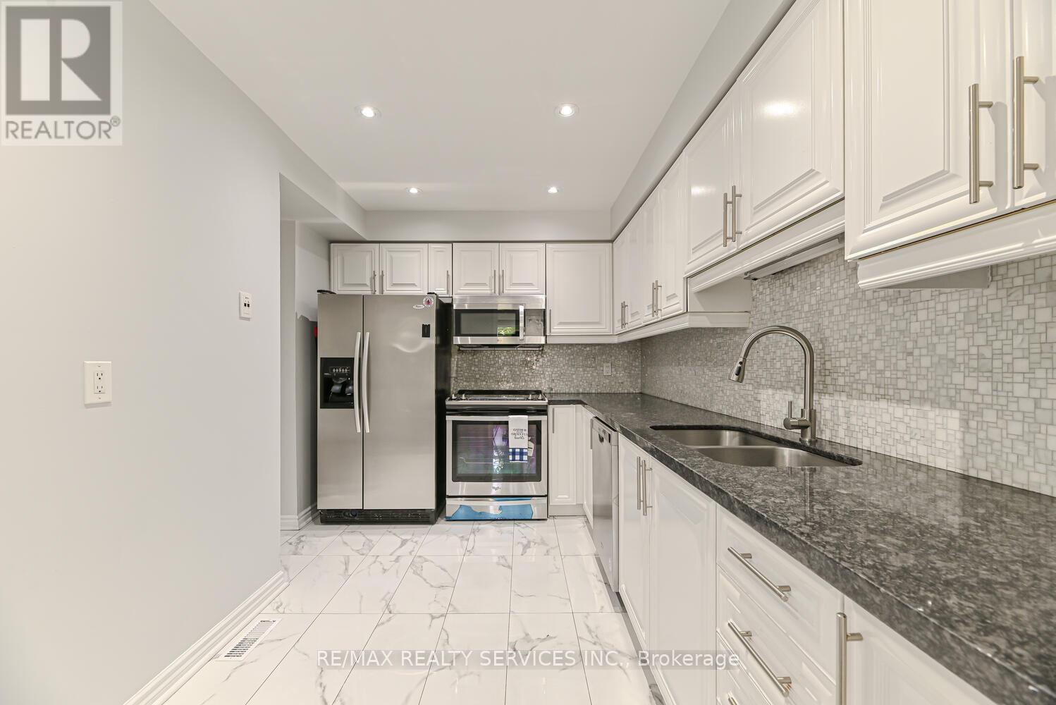6 - 110 Heathcliffe Square, Brampton, Ontario  L6S 5R1 - Photo 13 - W12441346
