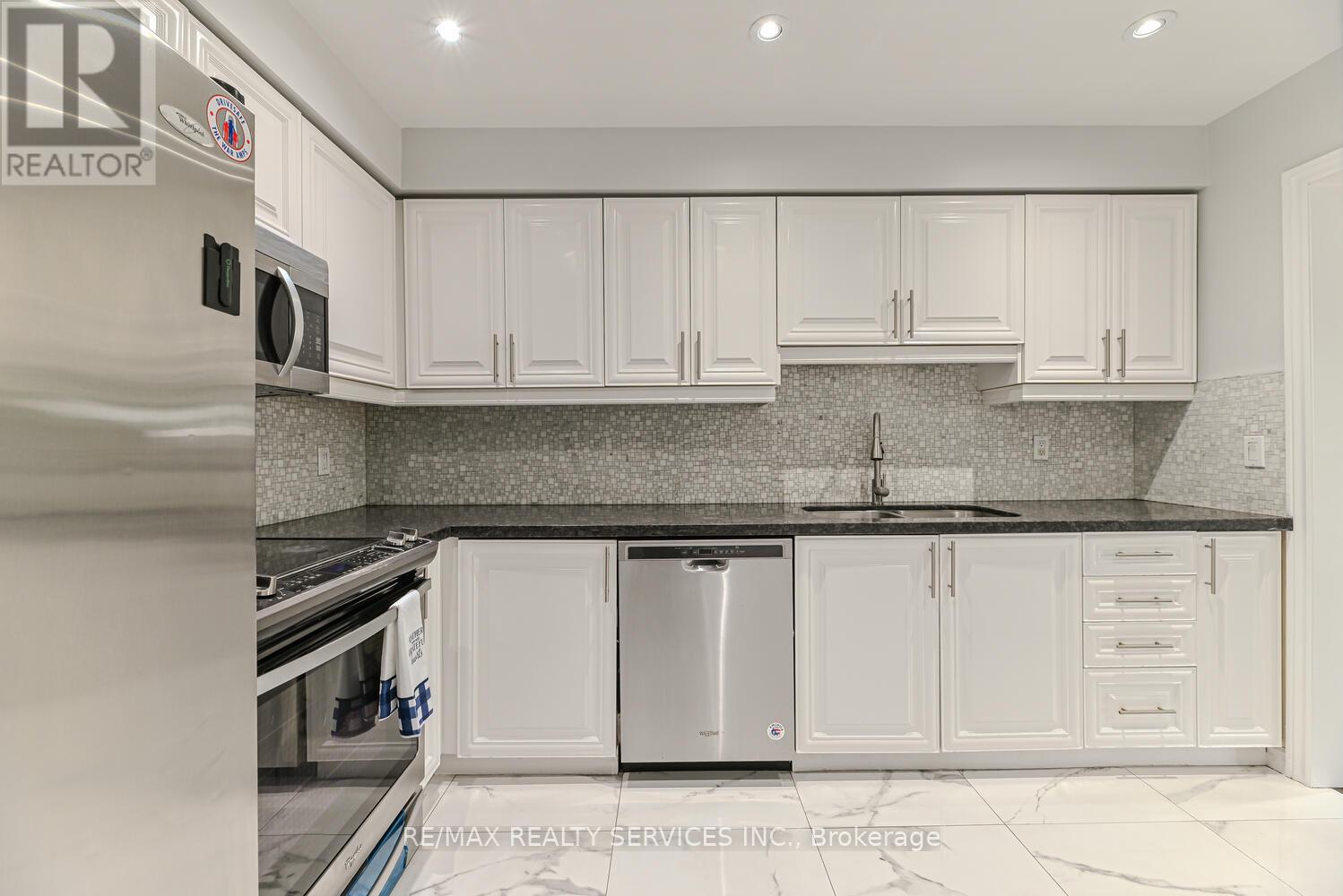6 - 110 Heathcliffe Square, Brampton, Ontario  L6S 5R1 - Photo 14 - W12441346
