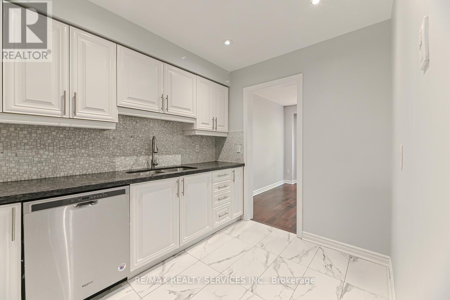6 - 110 Heathcliffe Square, Brampton, Ontario  L6S 5R1 - Photo 15 - W12441346