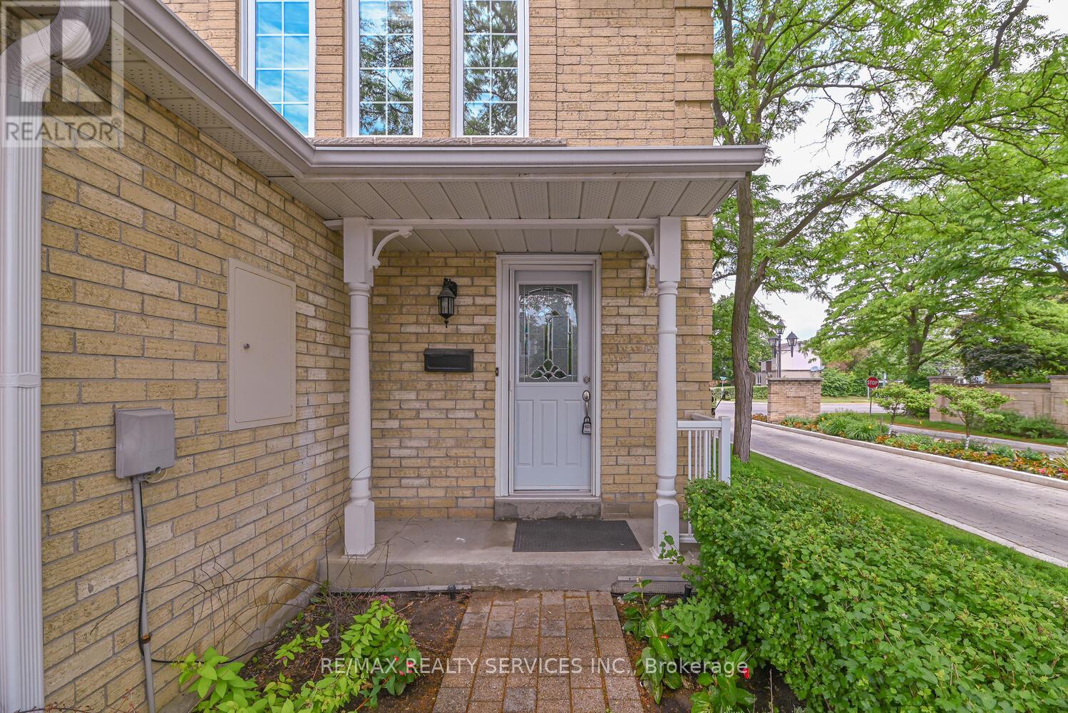 6 - 110 Heathcliffe Square, Brampton, Ontario  L6S 5R1 - Photo 2 - W12441346