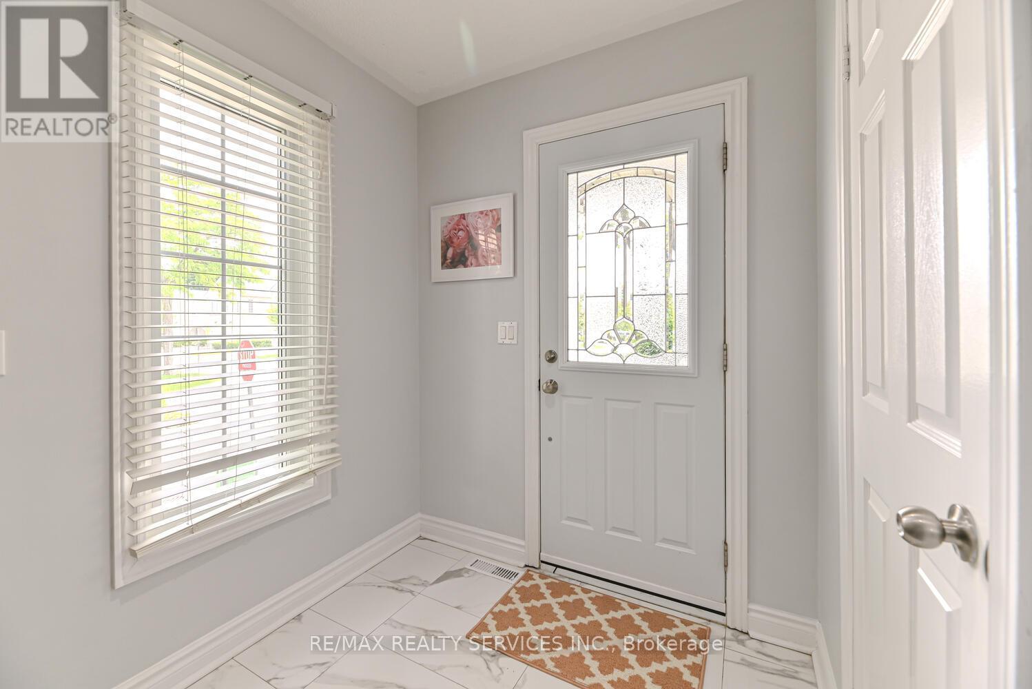 6 - 110 Heathcliffe Square, Brampton, Ontario  L6S 5R1 - Photo 3 - W12441346