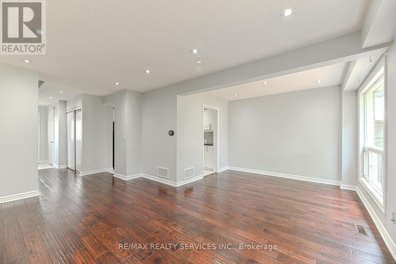 6 - 110 Heathcliffe Square, Brampton, Ontario  L6S 5R1 - Photo 4 - W12441346