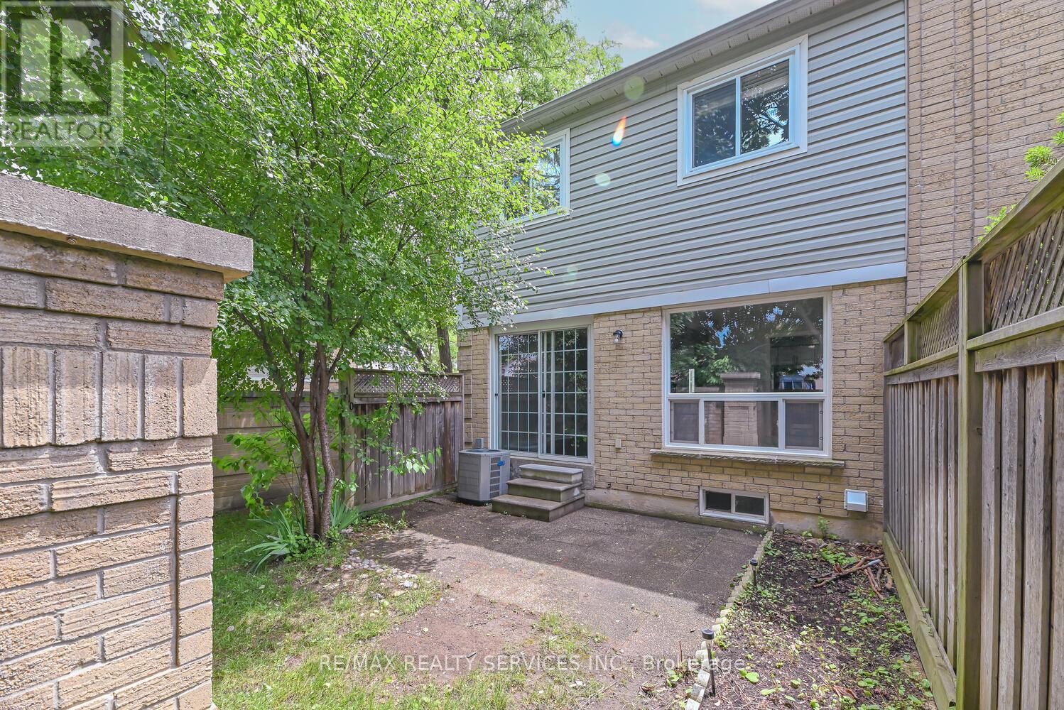 6 - 110 Heathcliffe Square, Brampton, Ontario  L6S 5R1 - Photo 49 - W12441346