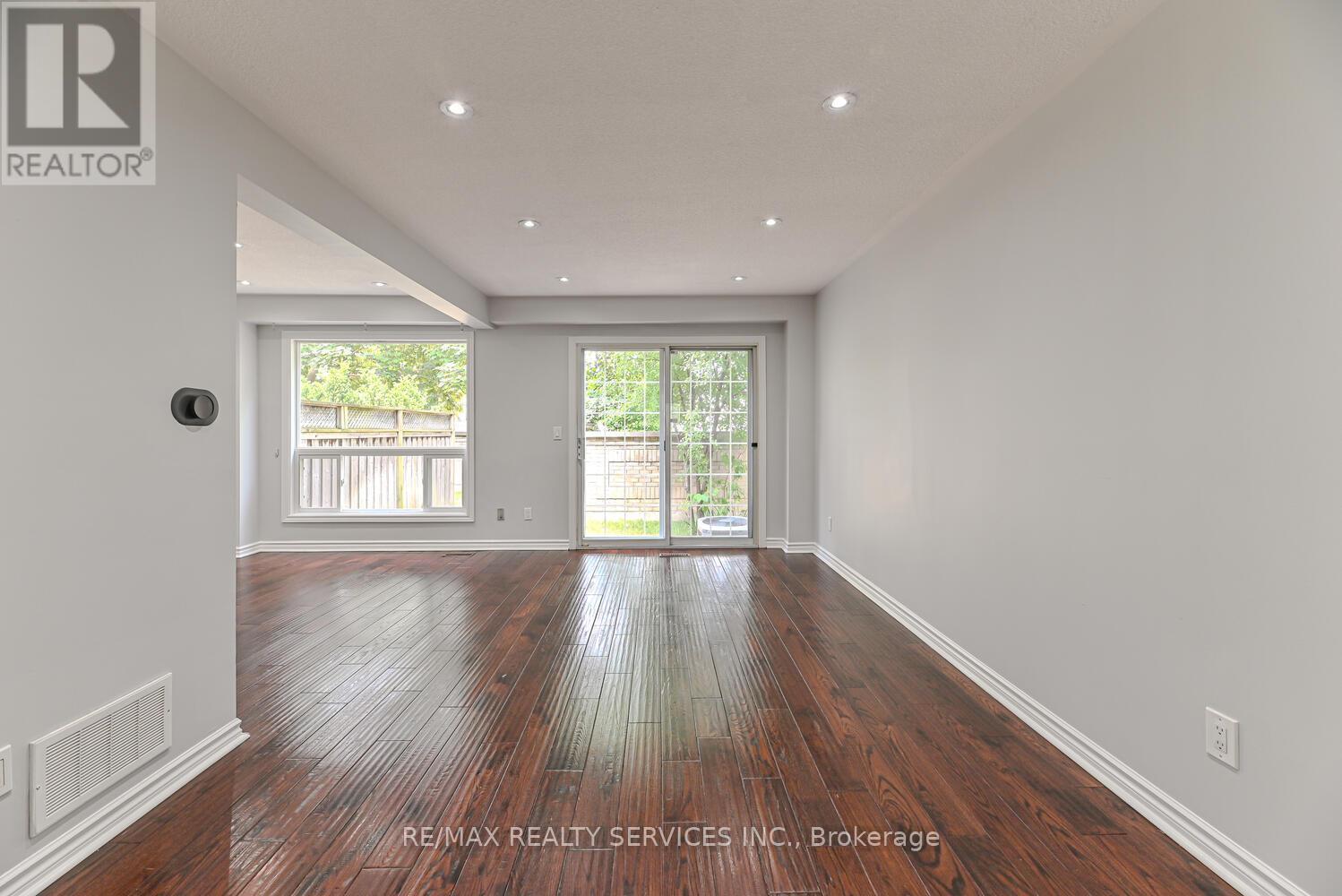 6 - 110 Heathcliffe Square, Brampton, Ontario  L6S 5R1 - Photo 6 - W12441346