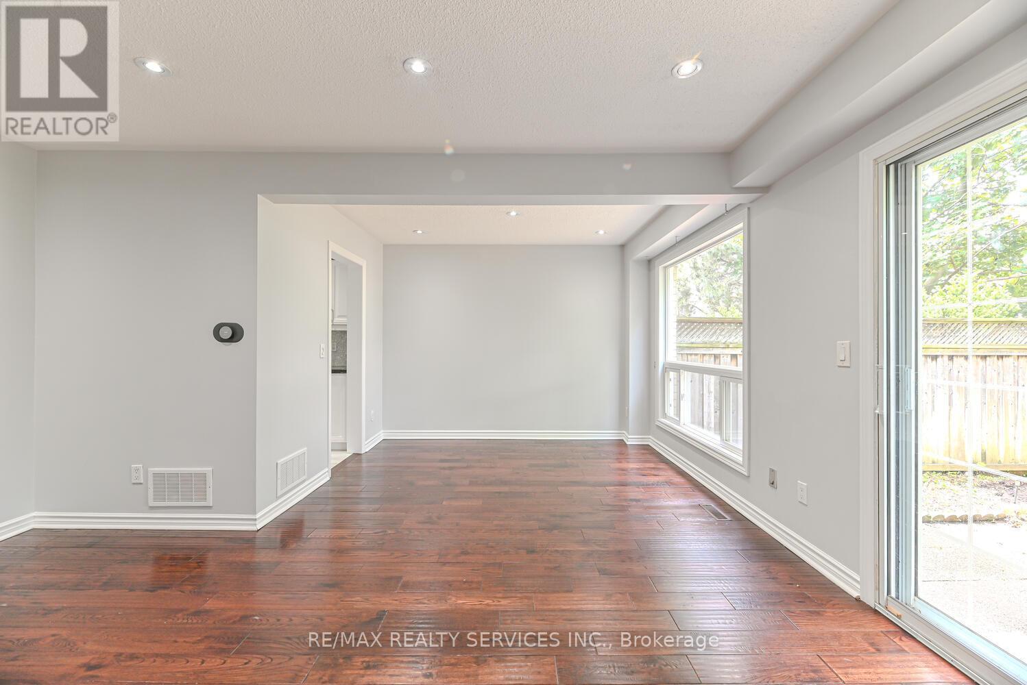 6 - 110 Heathcliffe Square, Brampton, Ontario  L6S 5R1 - Photo 7 - W12441346
