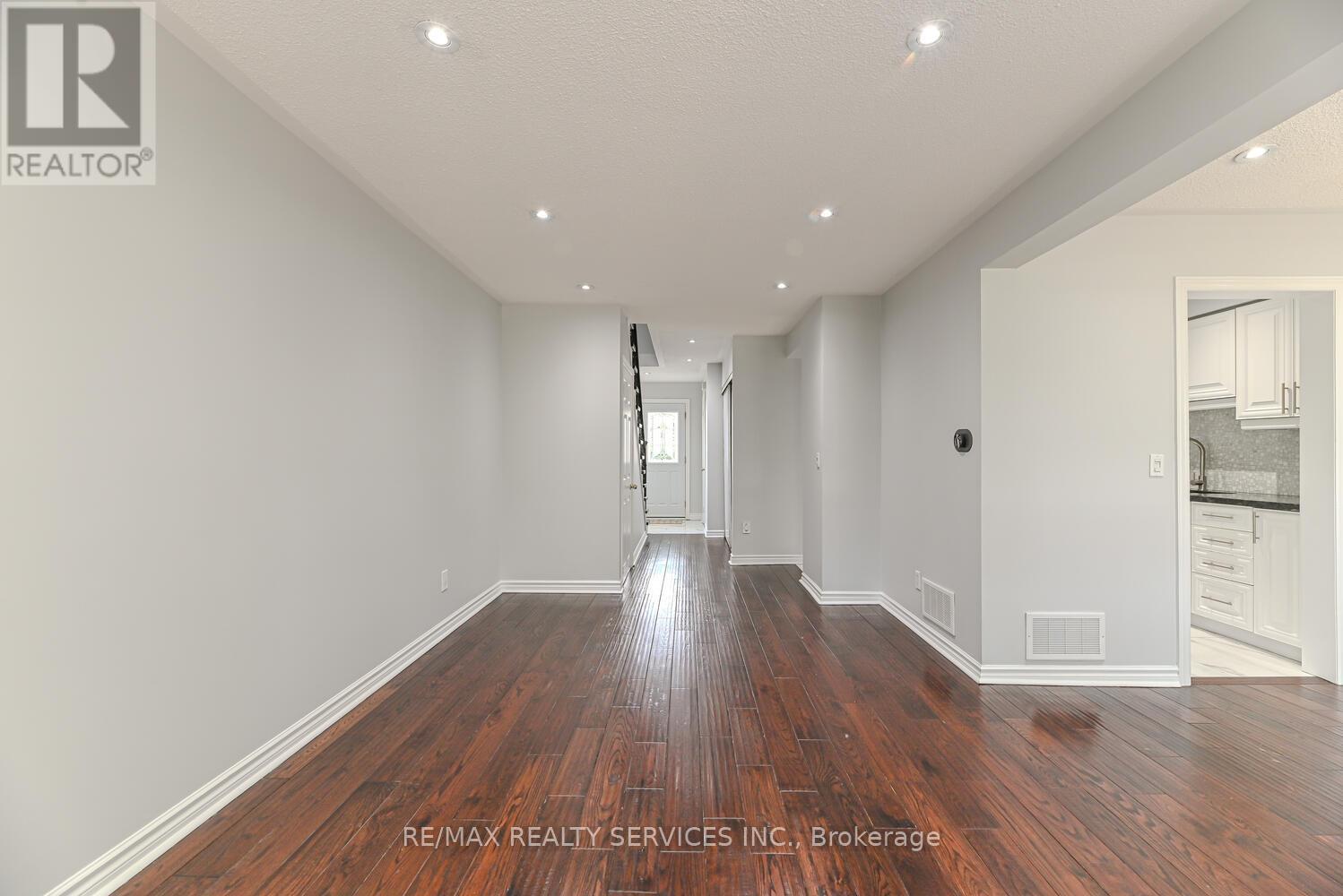 6 - 110 Heathcliffe Square, Brampton, Ontario  L6S 5R1 - Photo 8 - W12441346