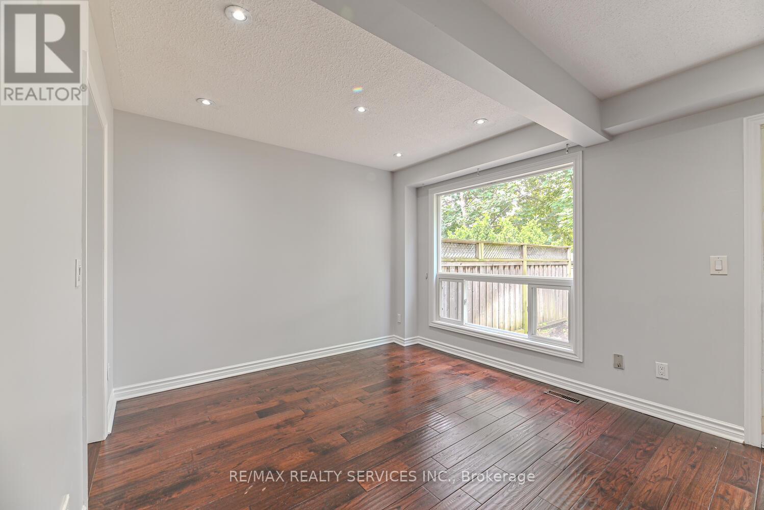 6 - 110 Heathcliffe Square, Brampton, Ontario  L6S 5R1 - Photo 9 - W12441346