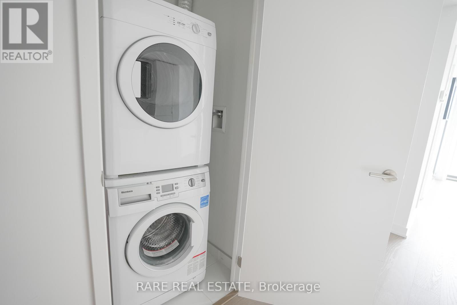 2703 - 11 Wellesley Street W, Toronto, Ontario  M4Y 0G4 - Photo 9 - C12441369