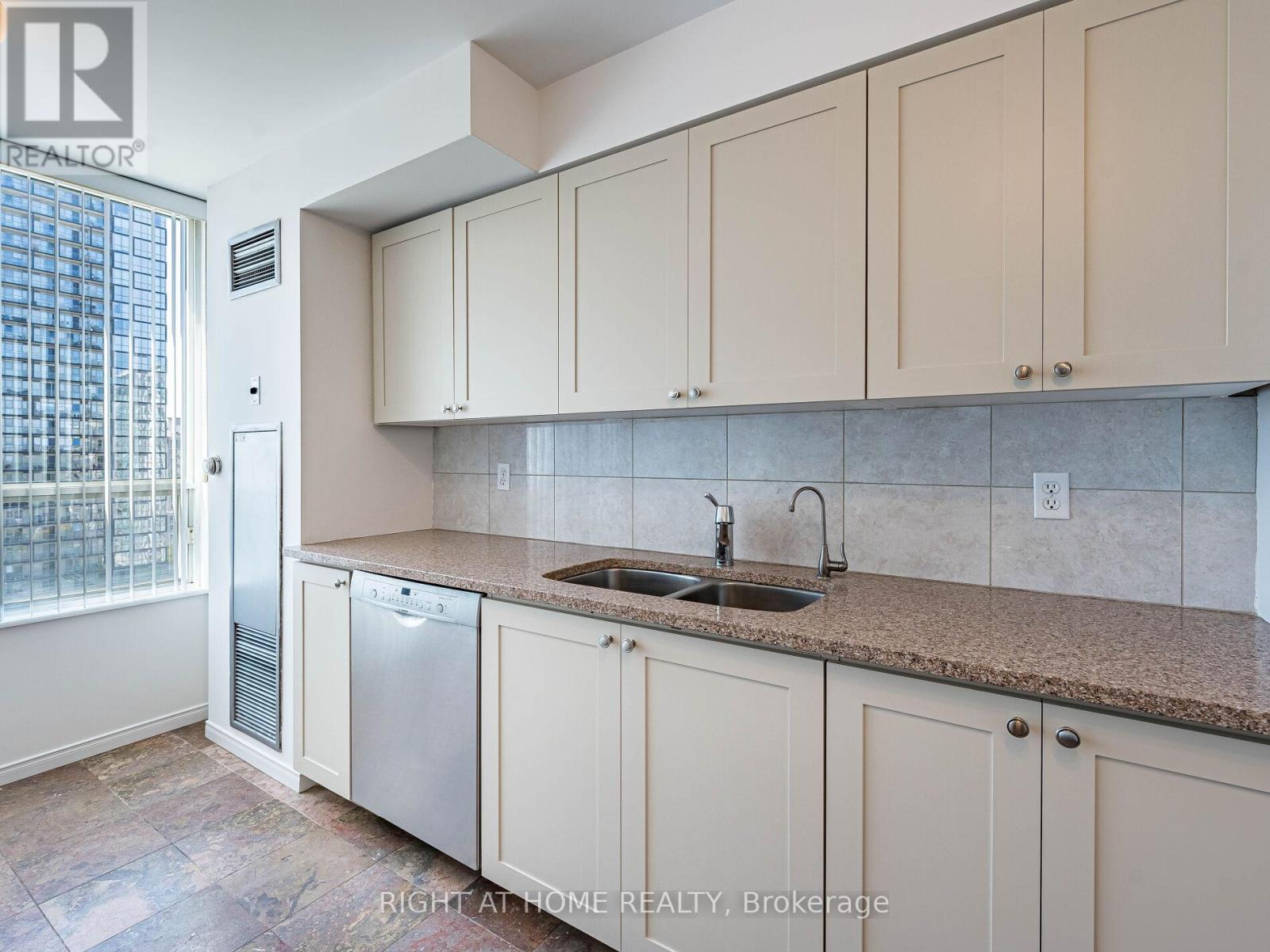 2001 - 238 Doris Avenue, Toronto, Ontario  M2N 6W1 - Photo 38 - C12441407