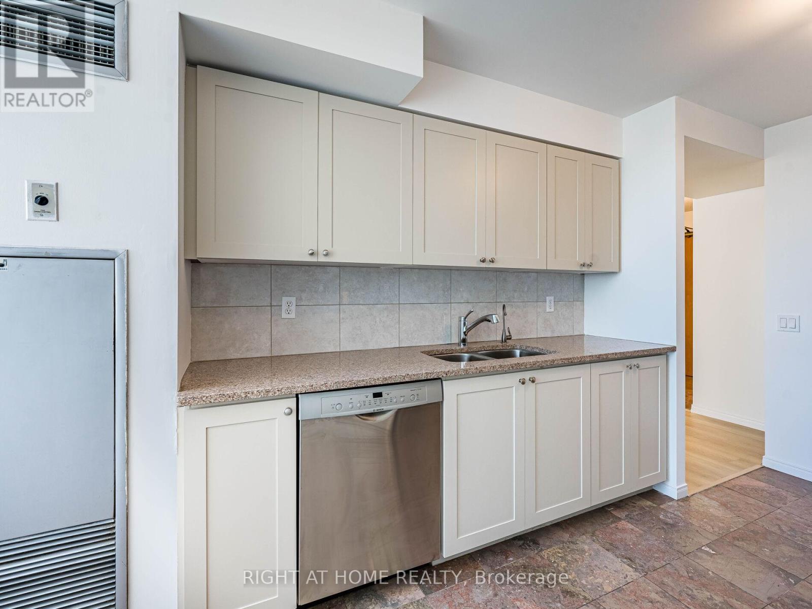 2001 - 238 Doris Avenue, Toronto, Ontario  M2N 6W1 - Photo 39 - C12441407