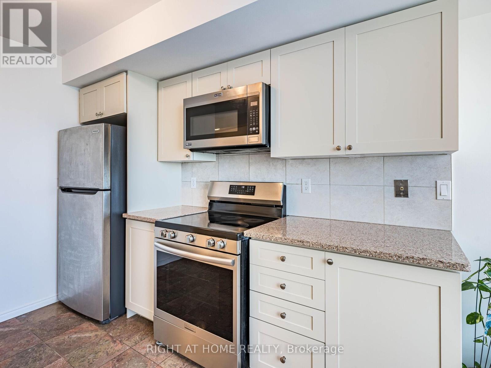 2001 - 238 Doris Avenue, Toronto, Ontario  M2N 6W1 - Photo 41 - C12441407