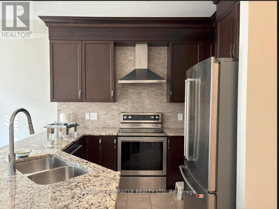 72 Ruffle Lane, Richmond Hill, Ontario  L4E 0W3 - Photo 2 - N12441469