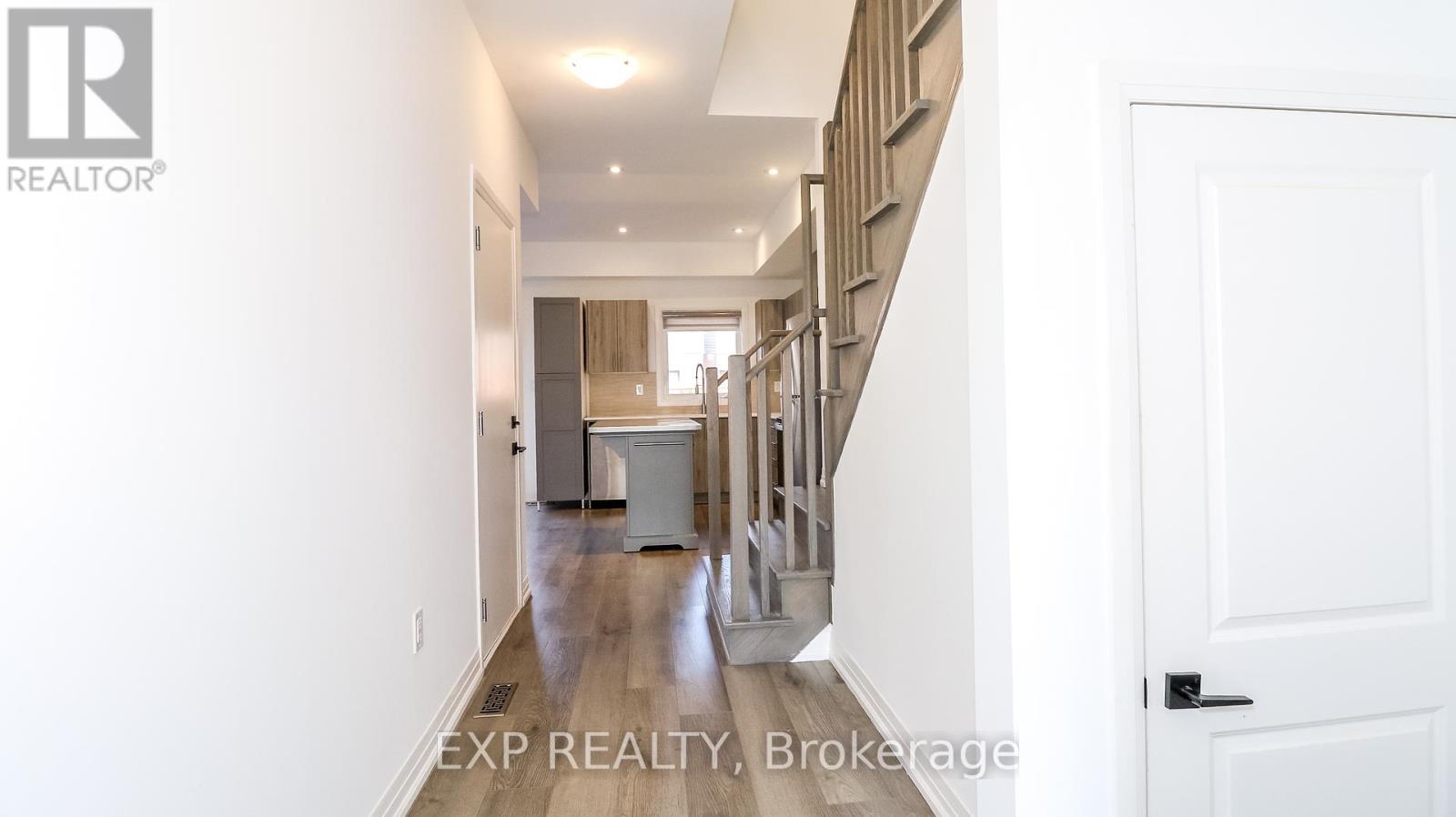 16 Haven Lane, Barrie, Ontario  L9J 0M4 - Photo 4 - S12441434