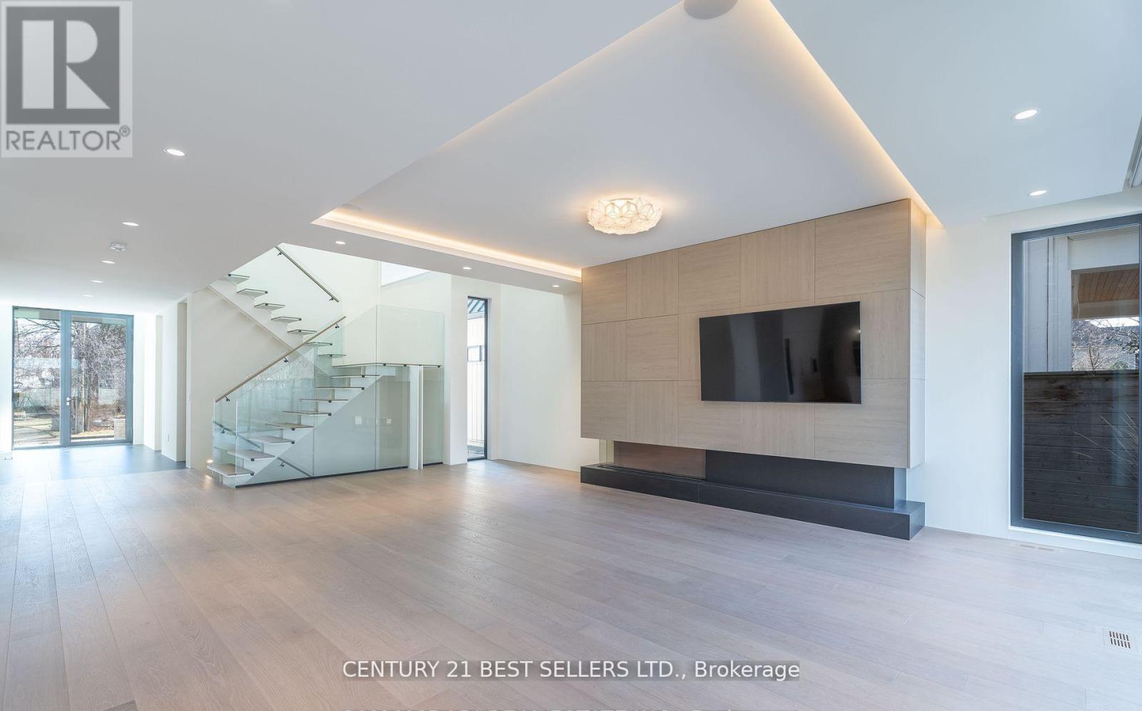 119 Cumberland Drive, Mississauga, Ontario  L5G 3N3 - Photo 4 - W12415285