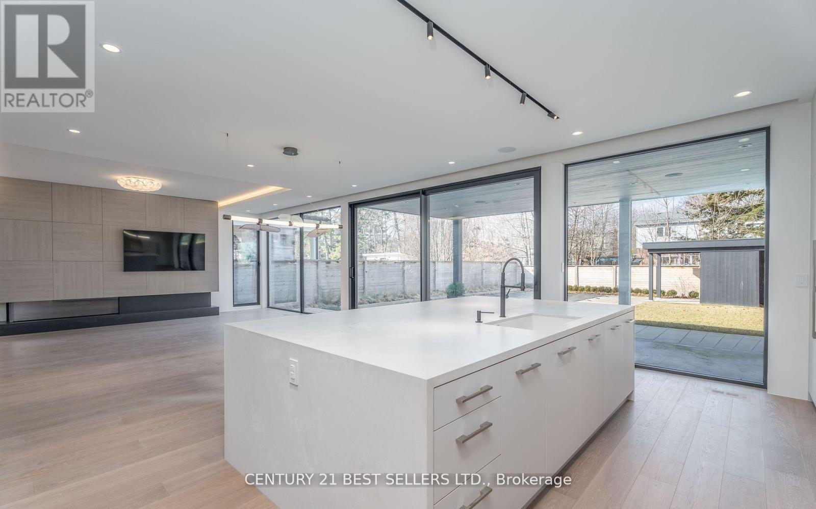 119 Cumberland Drive, Mississauga, Ontario  L5G 3N3 - Photo 8 - W12415285