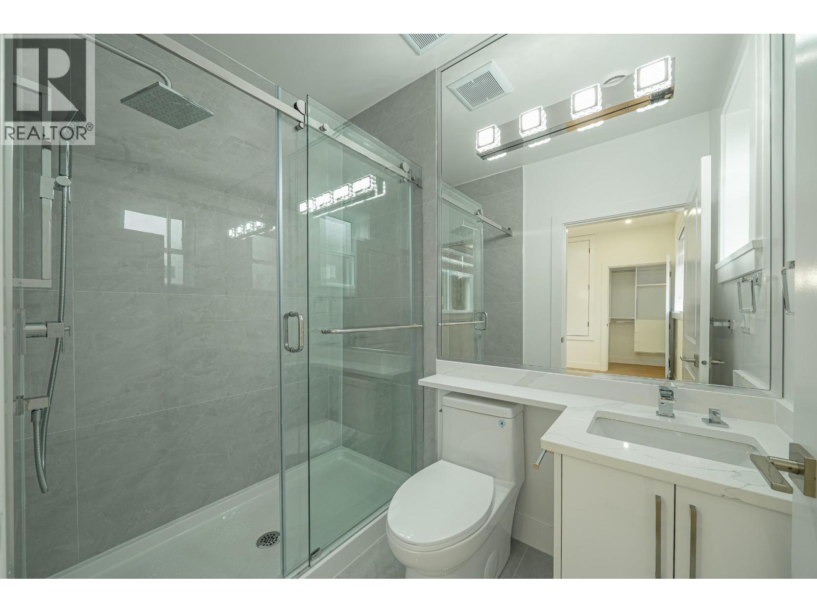 Listing Picture 18 of 20 : 2174 E 46TH AVENUE, Vancouver / 溫哥華 - 魯藝地產 Yvonne Lu Group - MLS Medallion Club Member
