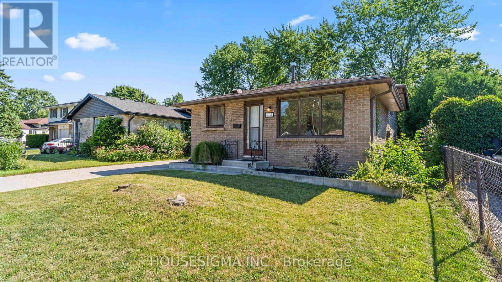 703 Millbank Drive, London South, Ontario  N6E 1Y7 - Photo 1 - X12441503
