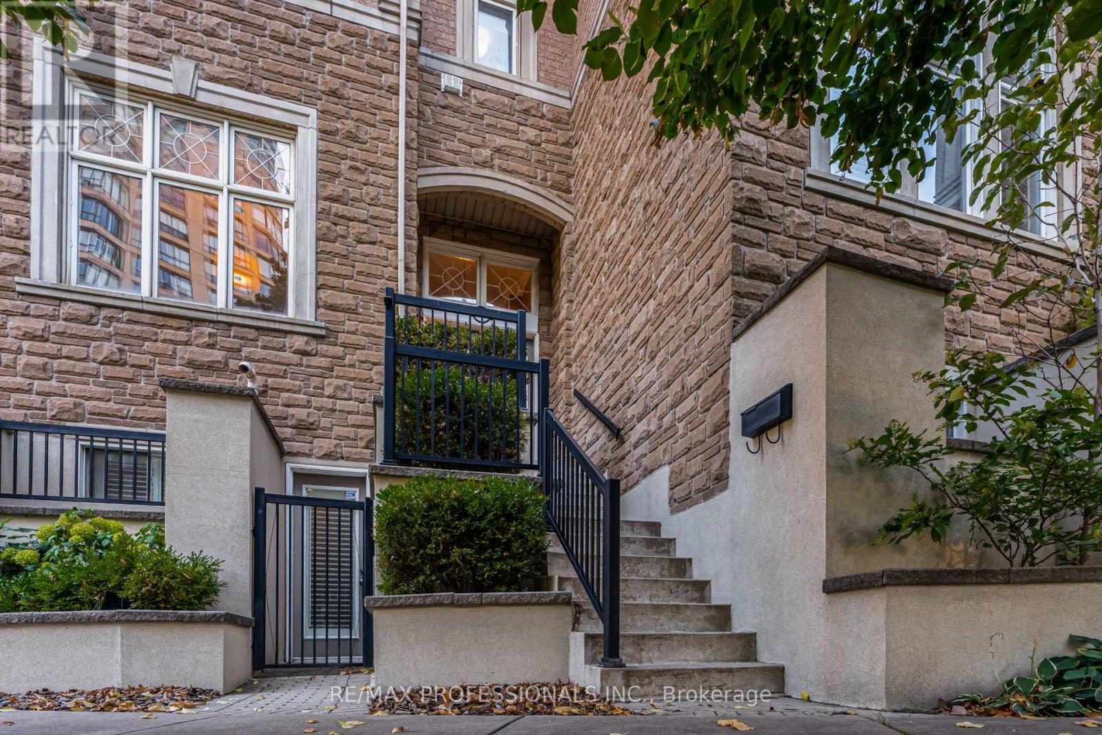 2264 Lake Shore Boulevard W, Toronto, Ontario  M8V 1A9 - Photo 2 - W12441405