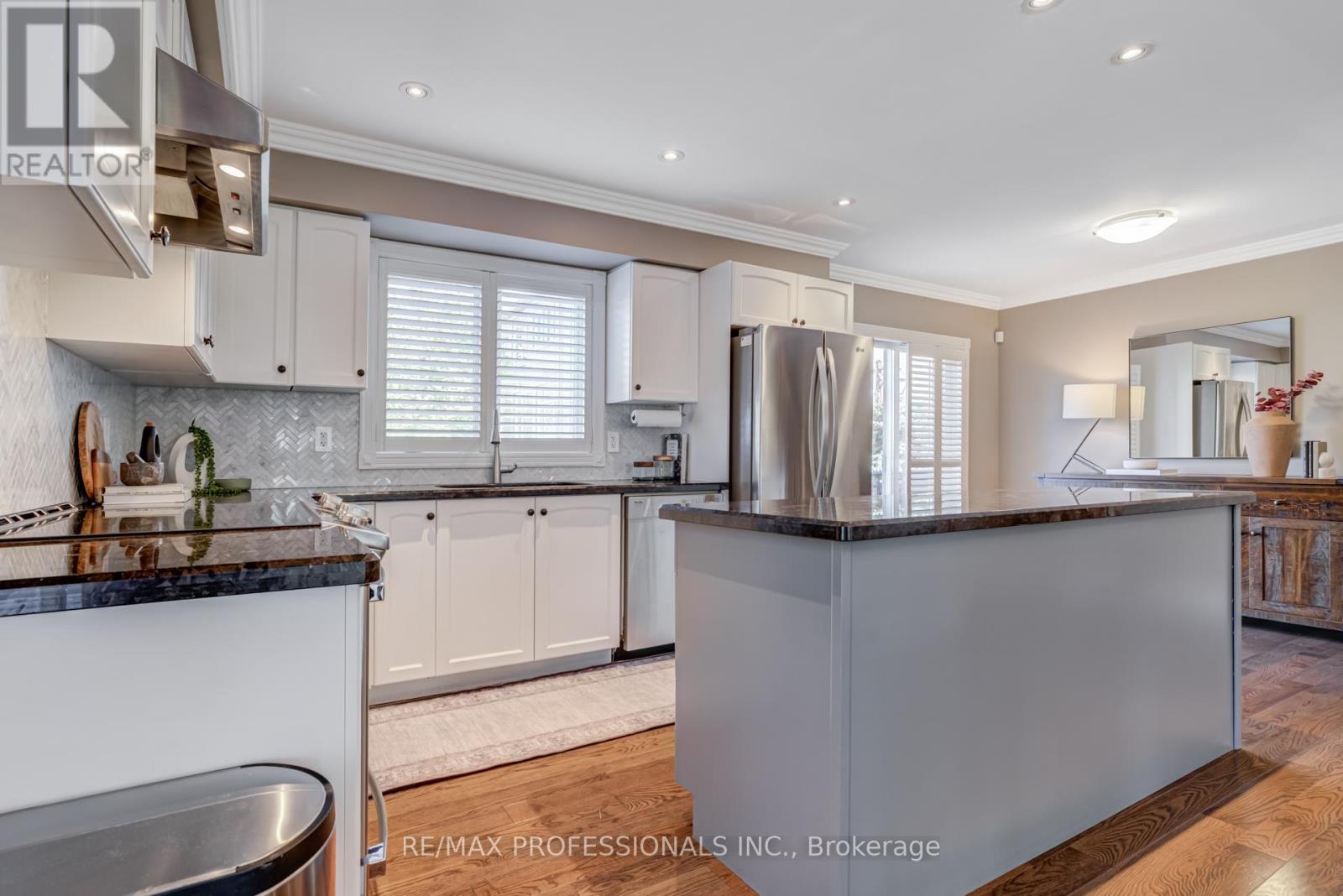 2264 Lake Shore Boulevard W, Toronto, Ontario  M8V 1A9 - Photo 9 - W12441405