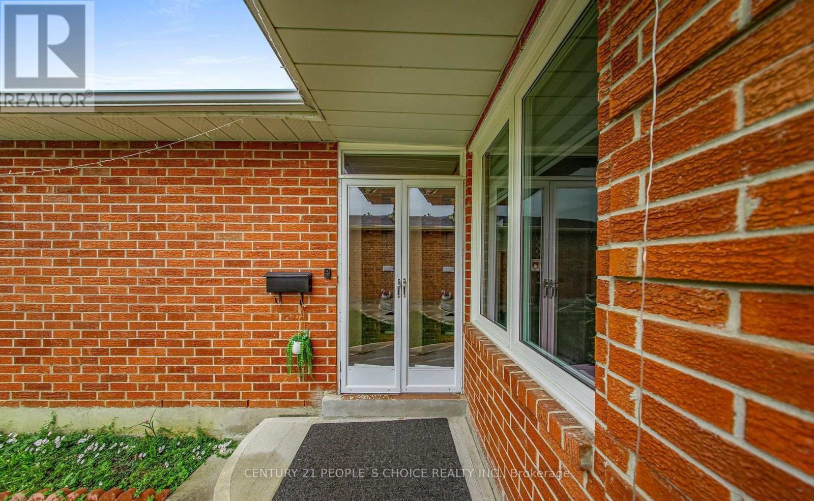 31 Dorking Drive, Brampton (Heart Lake West), Ontario  L6Z 3T9 - Photo 3 - W12441440