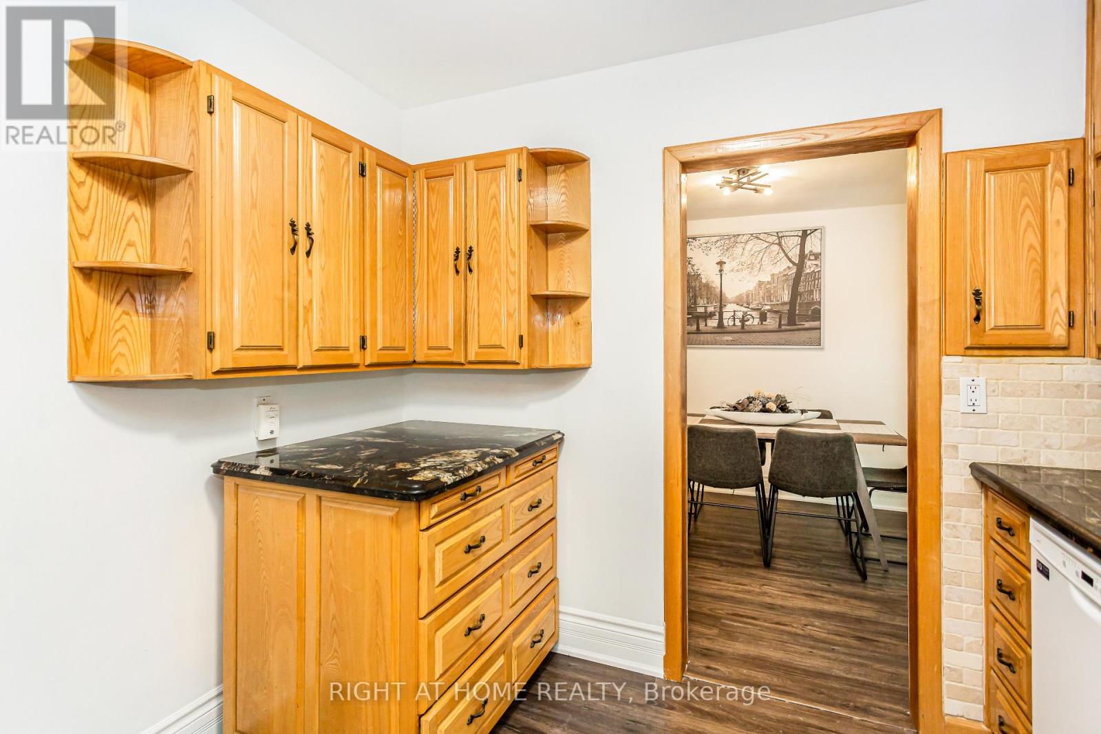 411 Maplehurst Avenue, Oakville, Ontario  L6L 4Y3 - Photo 12 - W12441458