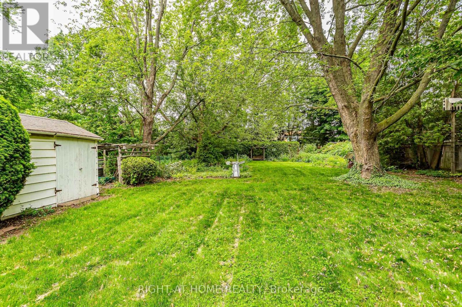 411 Maplehurst Avenue, Oakville, Ontario  L6L 4Y3 - Photo 4 - W12441458