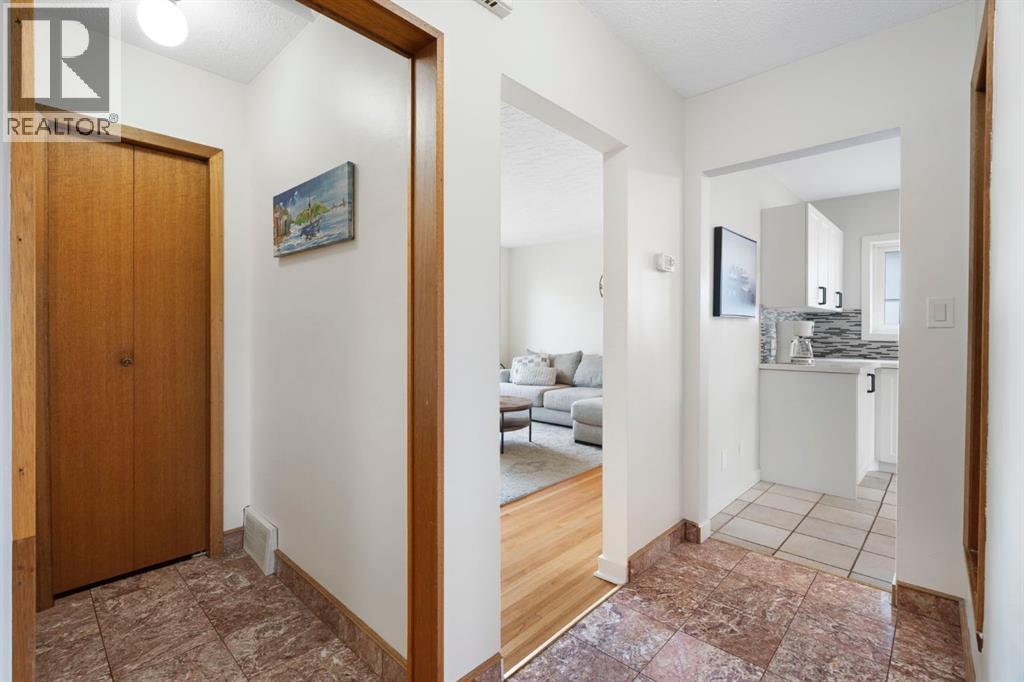 7611 25 Street Se, Calgary, Alberta  T2C 1A4 - Photo 8 - A2260670