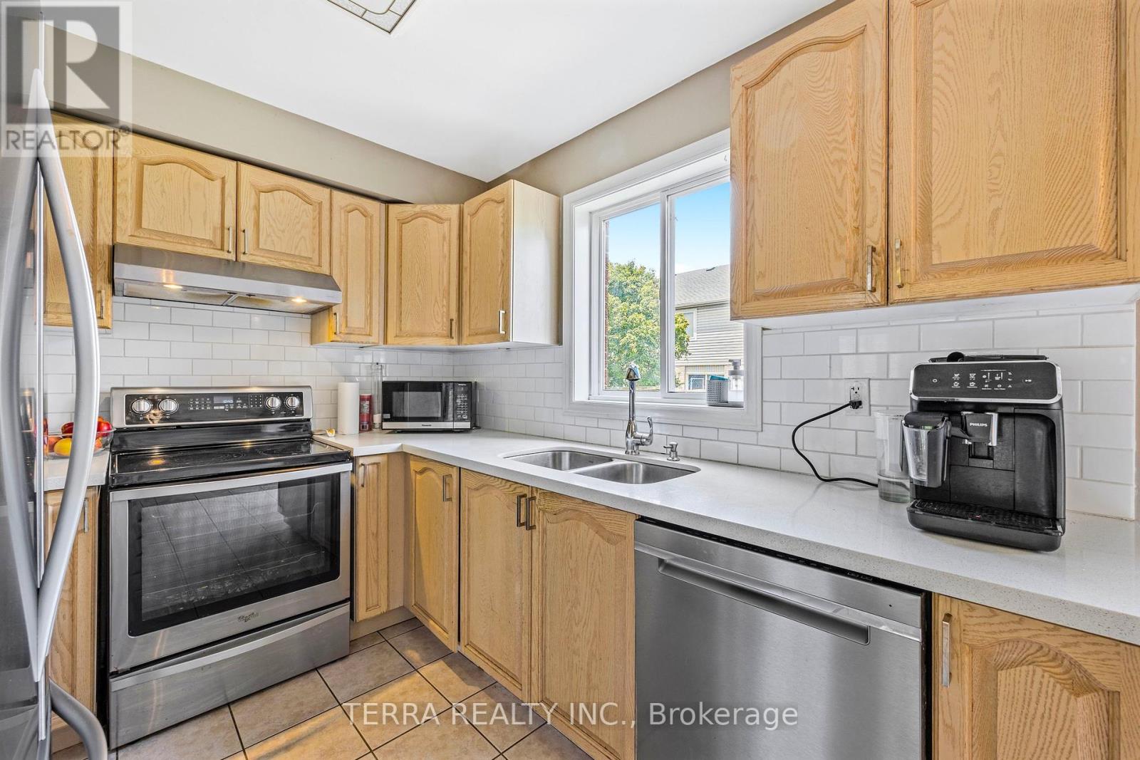 114 Thrushwood Drive, Barrie, Ontario  L4N 0Z1 - Photo 15 - S12441497