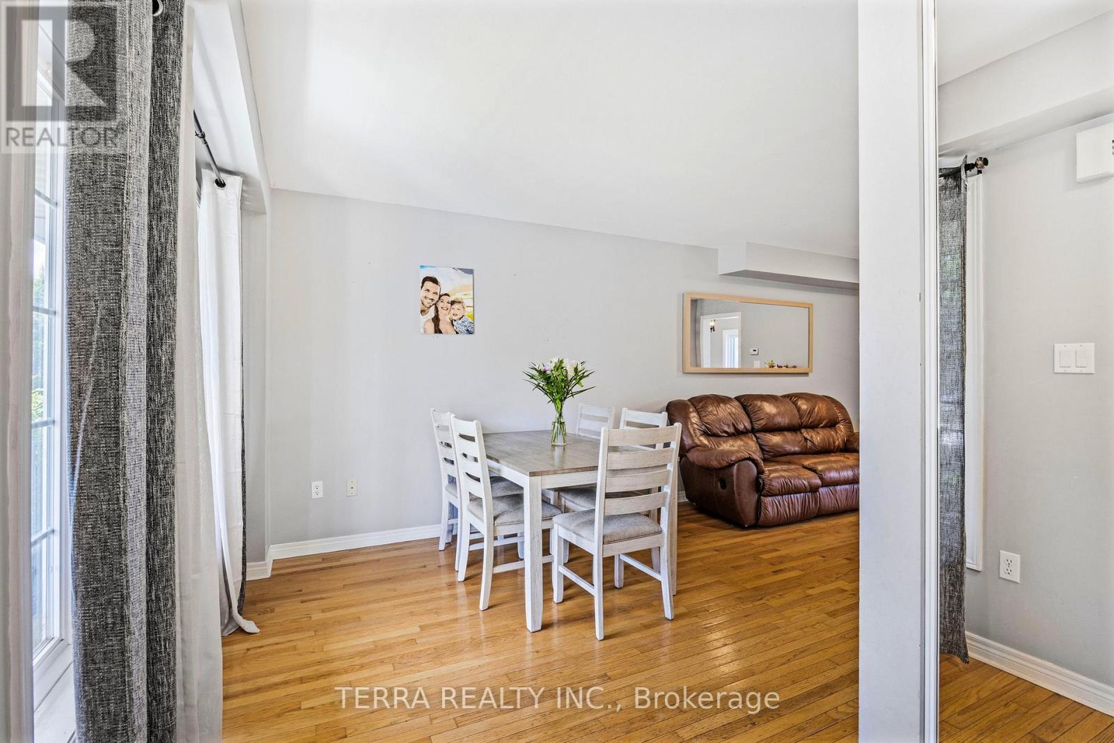 114 Thrushwood Drive, Barrie, Ontario  L4N 0Z1 - Photo 6 - S12441497