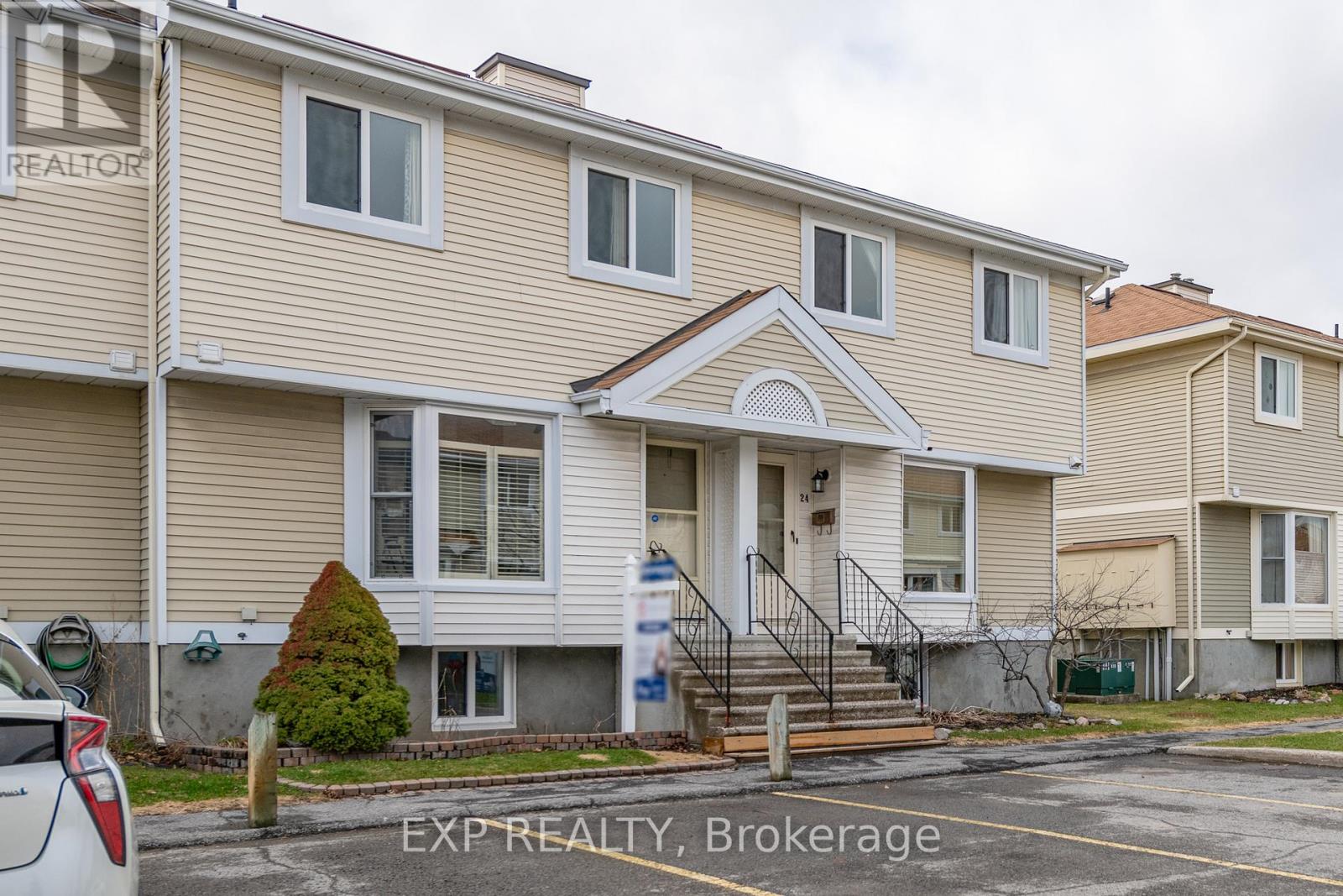 26 Mcdermot Court, Ottawa, Ontario  K2L 3V3 - Photo 3 - X12441593