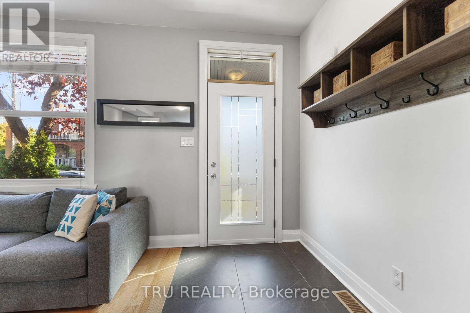 168 Arthur Street, Ottawa, Ontario  K1R 7C4 - Photo 3 - X12441605