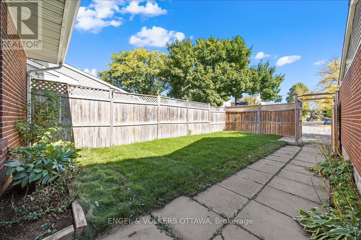 713 Malibu Terrace, Ottawa, Ontario  K2C 3T9 - Photo 3 - X12441615