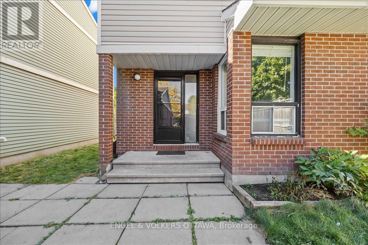 713 Malibu Terrace, Ottawa, Ontario  K2C 3T9 - Photo 4 - X12441615