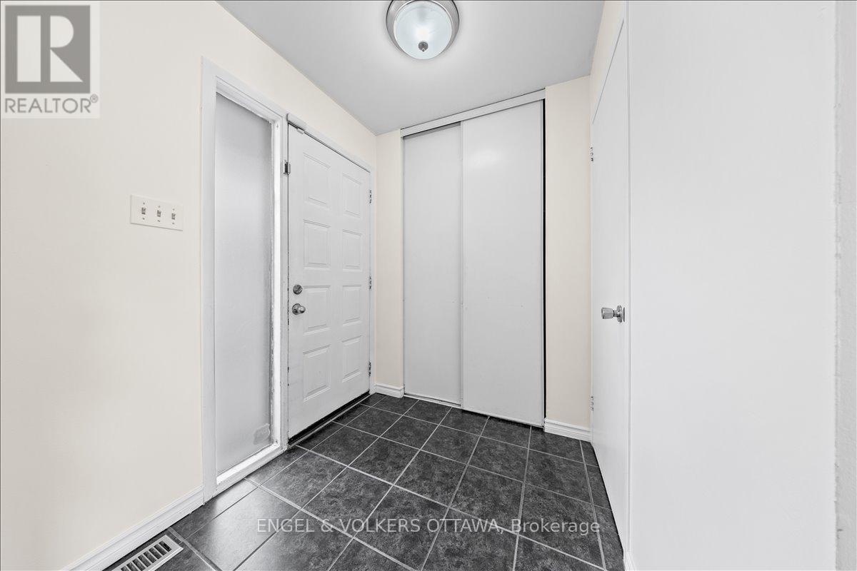 713 Malibu Terrace, Ottawa, Ontario  K2C 3T9 - Photo 5 - X12441615