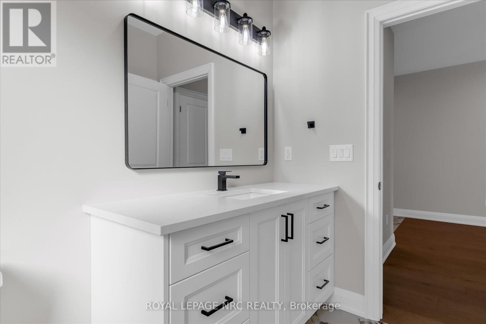 207 Forks Road, Welland (Dain City), Ontario  L3B 6C5 - Photo 12 - X12441544