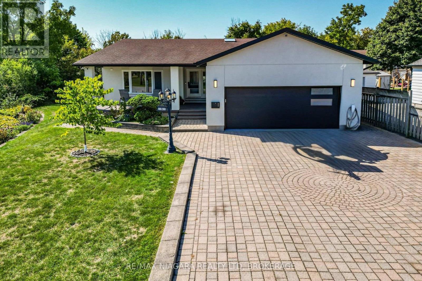 5 Lucerne Place, St. Catharines (Oakdale), Ontario  L2P 2E7 - Photo 1 - X12441548