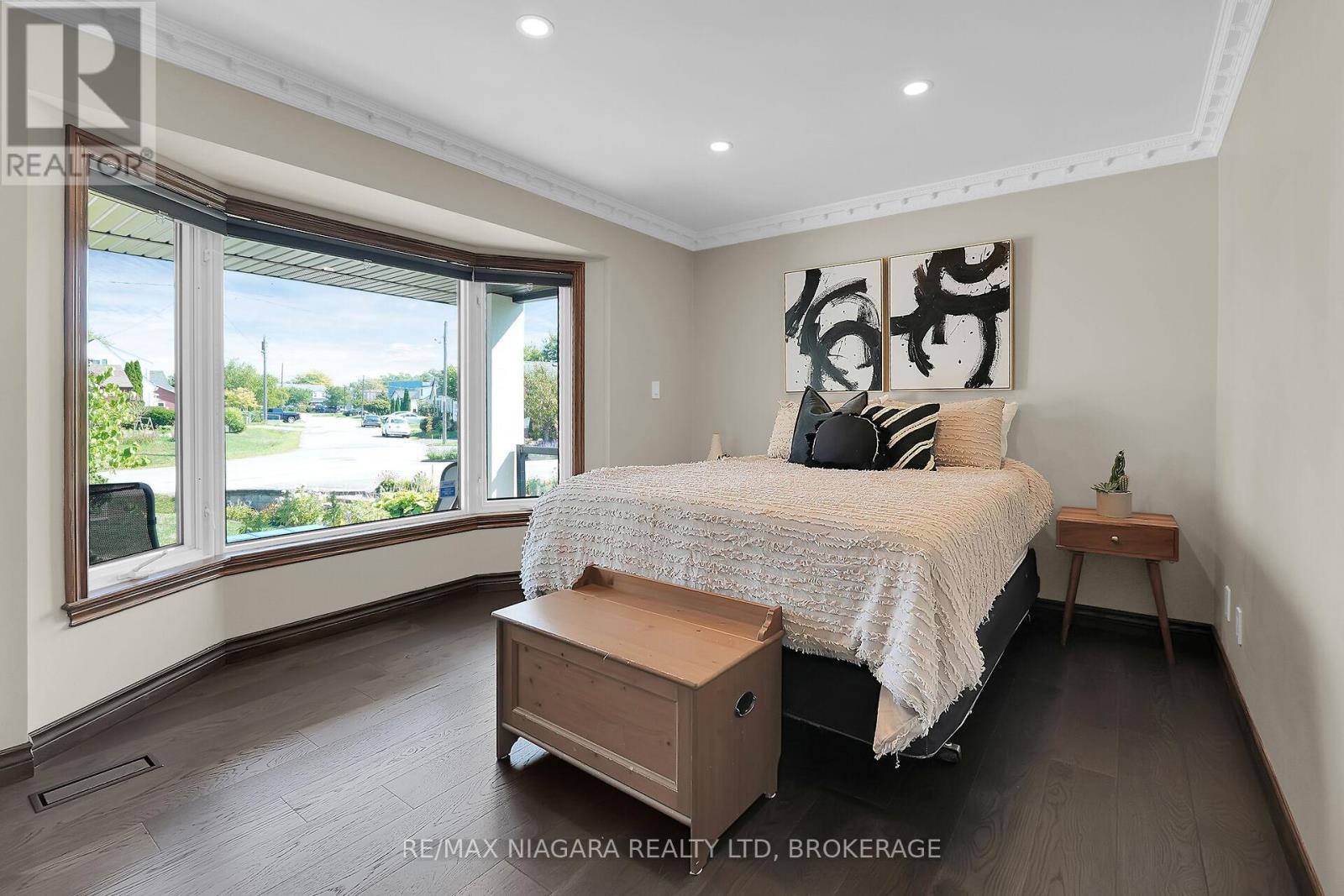 5 Lucerne Place, St. Catharines (Oakdale), Ontario  L2P 2E7 - Photo 10 - X12441548