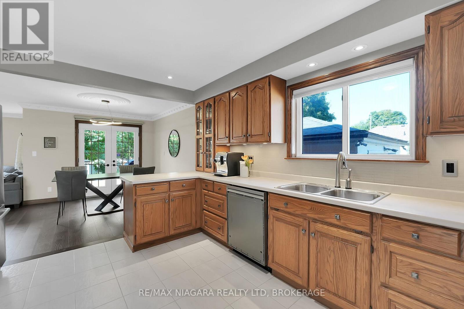 5 Lucerne Place, St. Catharines (Oakdale), Ontario  L2P 2E7 - Photo 14 - X12441548